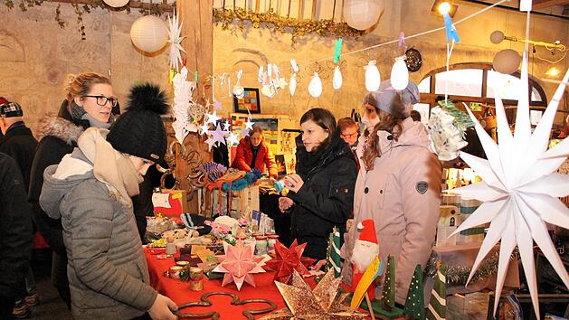 Am Stand der Wachenrother Kita "Villa Kunterbunt&rdquo; wurde verkauft, was V&auml;ter und M&uuml;tter zuvor gebastelt hatten.  Fotos: Evi Seeger