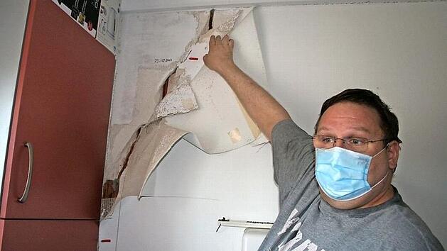 Auf nicht unerhebliche M&auml;ngel am Feuerwehrger&auml;tehaus machte Kommandant Markus Stedler den Bad Rodacher Bauausschuss aufmerksam und verdeutlichte, dass dringender Handlungsbedarf besteht.  Fotos: Martin Rebhan