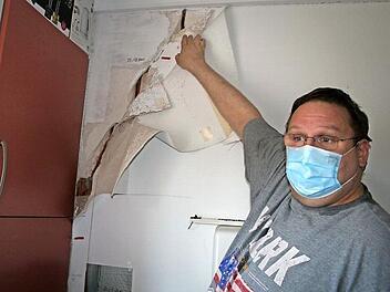 Auf nicht unerhebliche Mängel am Feuerwehrgerätehaus machte Kommandant Markus Stedler den Bad Rodacher Bauausschuss aufmerksam und verdeutlichte, dass dringender Handlungsbedarf besteht.  Fotos: Martin Rebhan