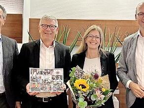 25 Jahre sind ein Grund zum Feiern: (von links) Vorstand Michael Kaiser, Vorstand Jürgen Klubertanz, Jubilarin Sabine Leinweber und Vorstand Rainer Geis.