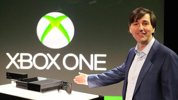 Don Mattrick, Präsident von Microsofts Interactive Entertainment Sparte, präsentiert die neue Xbox One. Foto: dpa