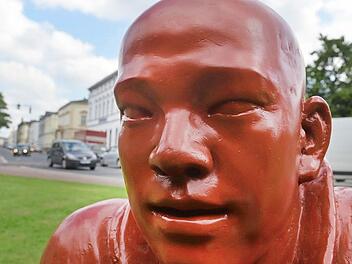 Schon vor der Ausstellung brachte es die Gruppe sitzender Figuren von Wang Shugang zur vielfotografierten Attraktion in Bamberg.  Fotos: R. Rinklef