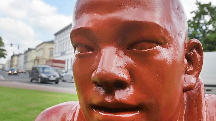 Schon vor der Ausstellung brachte es die Gruppe sitzender Figuren von Wang Shugang zur vielfotografierten Attraktion in Bamberg.  Fotos: R. Rinklef