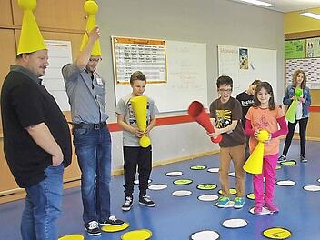 Auch ein lebendiges XXL-Mensch-ärgere-Dich-nicht gehörte zu den Attraktionen beim RS1-Schulfest. Fotos: Heike Schülein