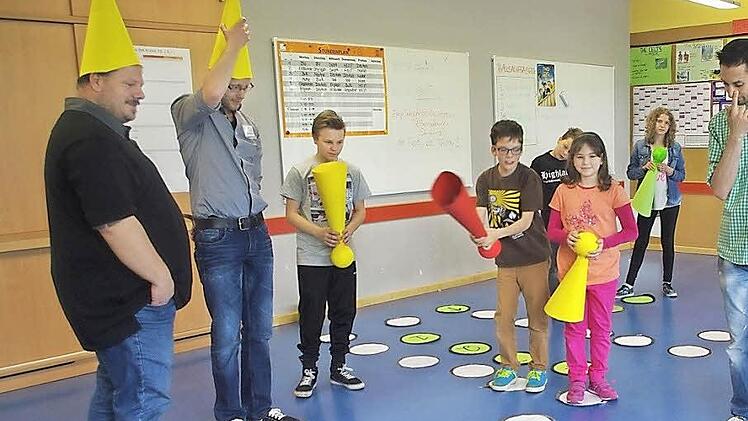 Auch ein lebendiges XXL-Mensch-ärgere-Dich-nicht gehörte zu den Attraktionen beim RS1-Schulfest. Fotos: Heike Schülein