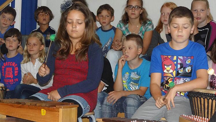 Stimmung auf dem Bauernhof: Für den richtigen Rhythmus auf dem Bauernhof sorgte die Orff-Gruppe unter der Leitung von Jutta Helbig. Mit dem Stück "Oye como va" von Carlos Santana ließen sie die Tiere tanzen.