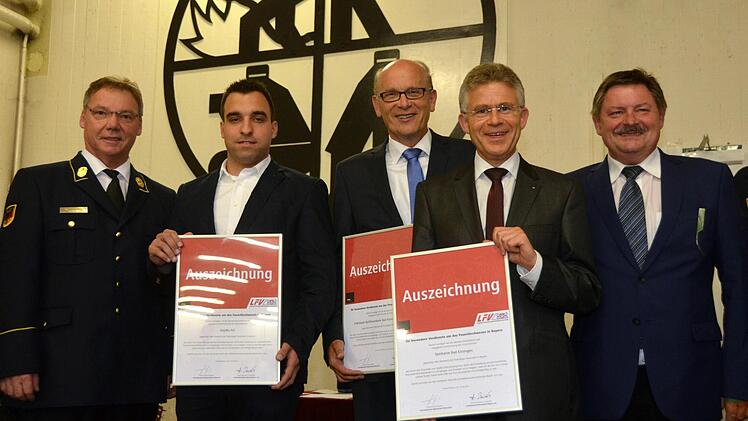 Landesfeuerwehrverbandschef Alfons Weinzierl (von links) zeichnete Michael Werner (Baywa Bad Neustadt), die beiden Vorstandsvorsitzenden Hans Beudert (Volks- und Raiffeisenbank) und Roland Friedrich (Sparkasse) sowie Staatsekretär Gerhard Eck aus.  Foto: Peter Rauch
