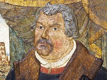 Bildnis Martin Luthers, wie es Albert von Soest (um 1520/25 - 1589) als Pappmaché (Cartapesta)-Relief schuf. Es wurde auf der Veste Coburg von Direktor Klaus Weschenfelder gegenüber der von Lucas Cranach d. Ä. geschaffenen Vorlage präsentiert. Zu sehen ist auch ein Beispiel für die unablässige Fortführung der Cranach-Typik, auch in eher grober Nachahmung. Foto: Carolin Herrmann