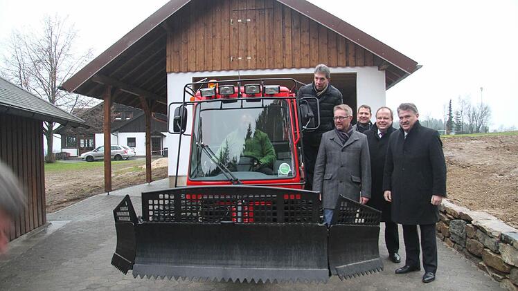 Der neue Pistenbully vor der Garage der SG Gösmes/Walberngrün. Foto: Sonja Adam