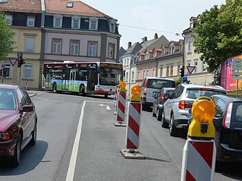 Größere Fahrzeuge wie die Stadtbusse geraten beim Rechtsabbiegen von der Ludwigstraße zur Unterführung Zollnerstraße auf die Abbiegerspur des Gegenverkehrs. Aus dem Grund wurde die Spur bereits im März gesperrt. Das Provisorium wird auch noch länger bestehen bleiben. Foto: Ronald Rinklef