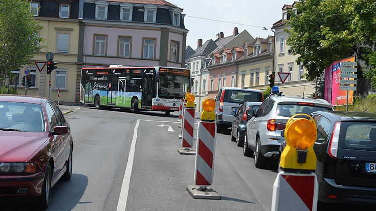 Größere Fahrzeuge wie die Stadtbusse geraten beim Rechtsabbiegen von der Ludwigstraße zur Unterführung Zollnerstraße auf die Abbiegerspur des Gegenverkehrs. Aus dem Grund wurde die Spur bereits im März gesperrt. Das Provisorium wird auch noch länger bestehen bleiben. Foto: Ronald Rinklef