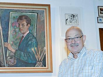 Peter Hoffmann vor einem Selbstbildnis seines Vaters Fritz  Foto: Ronald Rinklef