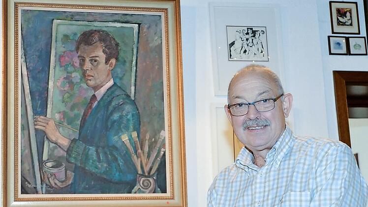 Peter Hoffmann vor einem Selbstbildnis seines Vaters Fritz  Foto: Ronald Rinklef