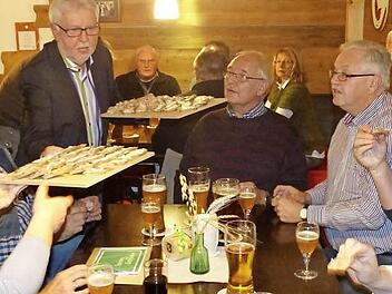 Vorsitzender Hans Moos servierte ein Trebgaster Bauernbrot zum Probieren. Foto: Dieter Hübner
