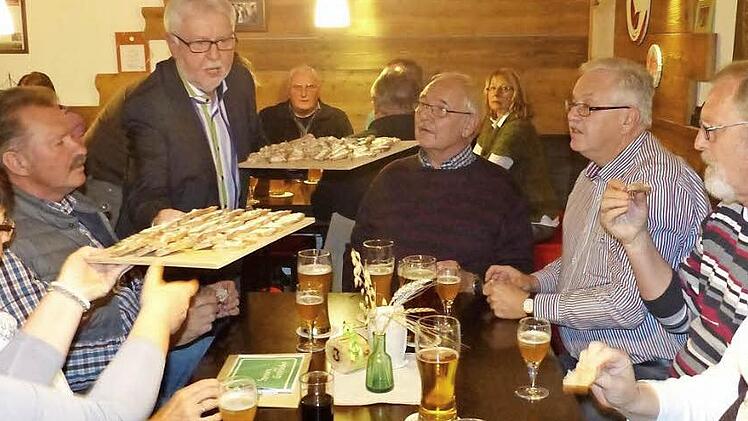 Vorsitzender Hans Moos servierte ein Trebgaster Bauernbrot zum Probieren. Foto: Dieter Hübner