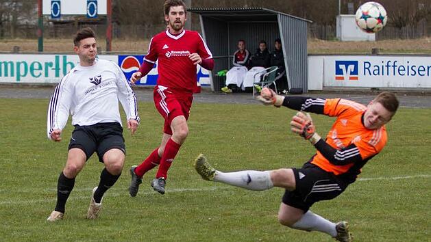TSV Wei&szlig;enbrunn - SV Memmelsdorf II: Mit einer Glanzparade kann TSV-Torwart Tim-Tobias Z&auml;nker den Schuss des durchgebrochenen Tobias Seifert (links) abwehren.  Foto: Heinrich Wei&szlig;