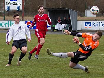 TSV Weißenbrunn - SV Memmelsdorf II: Mit einer Glanzparade kann TSV-Torwart Tim-Tobias Zänker den Schuss des durchgebrochenen Tobias Seifert (links) abwehren.  Foto: Heinrich Weiß