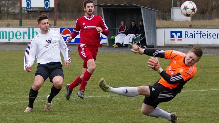 TSV Weißenbrunn - SV Memmelsdorf II: Mit einer Glanzparade kann TSV-Torwart Tim-Tobias Zänker den Schuss des durchgebrochenen Tobias Seifert (links) abwehren.  Foto: Heinrich Weiß