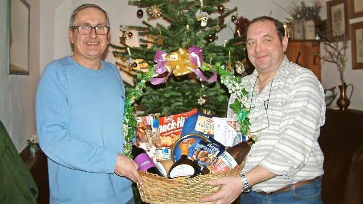 Nach 30 Jahren Tätigkeit in der Vereinsleitung hat sich Robert Feil (links) aus dem Gremium verabschiedet. Vorsitzender Roland Kuhnlein überreichte einen Präsentkorb.  Foto: Hans Franz