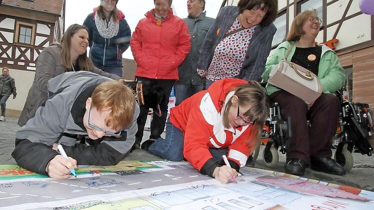 Katrin Schulz und Paul Salzeller haben schon einige Verbesserungsideen. Mal sehen, was die Stadt dazu sagt.  Foto: Michael Busch