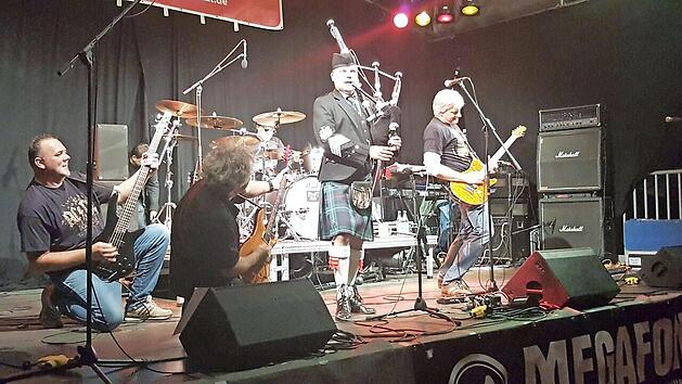 "Altstadt fetzt" hie&szlig; es vor zwei Jahren im Kaiserpfalz-Hof mit "Insert Coin" und Dudelsackbl&auml;ser Horst Blank.  Foto: Sabrina Meu&szlig;el