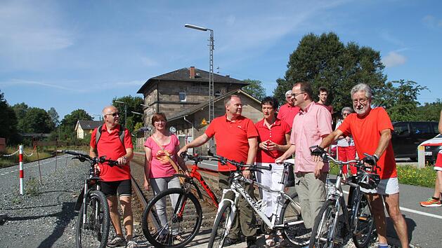 Von einem "Schildb&uuml;rgerstreich ohnegleichen" sprach SPD-Landtagsfraktionschef Markus Rinderspacher (Zweiter von rechts) in Marktschorgast. Dass der jetzt barrierefreie Bahnhof nach dem Umbau nicht mehr barrierefrei ist, sei nicht nachzuvollziehen, sagte er.  Foto: Alexander Hartmann
