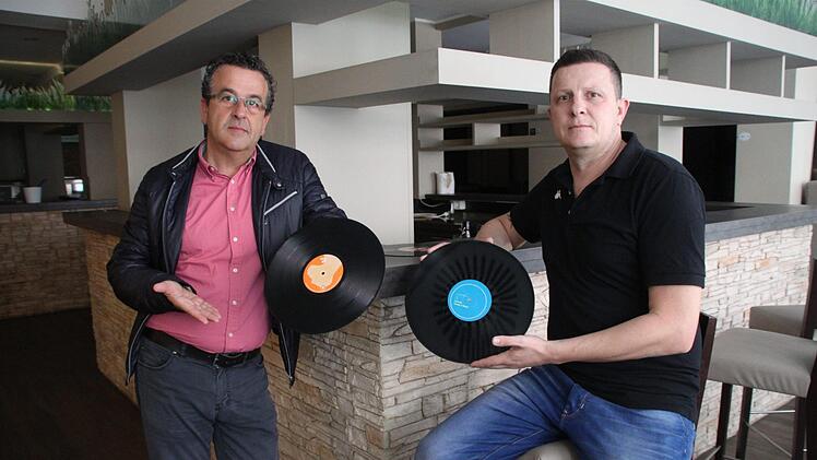 Oliver Weschenfelder (rechts) wird im neuen Musik-Club in der Klostergasse neben anderen auch als DJ auftreten. Zusammen mit Toni Vullo will er den Laden pachten.  Foto: Andreas Schmitt