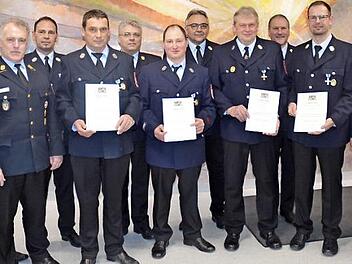 Verleihung staatlicher Ehrenzeichen in Silber und Gold (von links) Bürgermeister Bernd Rebhan, Kreisbrandrat Joachim Ranzenberger, Kreisbrandmeister Markus Reischl, Marco Wagner, Kreisbrandinspektor Matthias Schuhbäck, Matthias Renner, Vorsitzender Erich Reis, Georg Schuster, Zweiter Kommandnat Gerhard Sesselmann, Kommandant Peter Fischer und stellvertretender Landrat Wolfgang Beiergrößlein