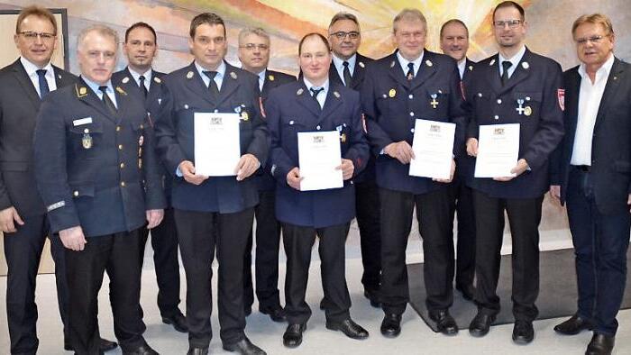 Verleihung staatlicher Ehrenzeichen in Silber und Gold (von links) Bürgermeister Bernd Rebhan, Kreisbrandrat Joachim Ranzenberger, Kreisbrandmeister Markus Reischl, Marco Wagner, Kreisbrandinspektor Matthias Schuhbäck, Matthias Renner, Vorsitzender Erich Reis, Georg Schuster, Zweiter Kommandnat Gerhard Sesselmann, Kommandant Peter Fischer und stellvertretender Landrat Wolfgang Beiergrößlein