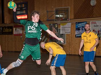 Christian Büttner (am Ball) gehörte im Lokalderby gegen die HG Kunstadt zu den Aktivposten beim TV Weidhausen. Er erzielte drei Tore.  Foto: Klaus Gagel