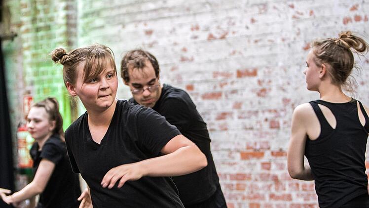Kinder und Jugendliche des Projekts "We Dance" begeisterten zum Auftakt des Festivals "Klanggrenzen" in der Alten Pakethalle in Coburg.Foto: Jochen Berger
