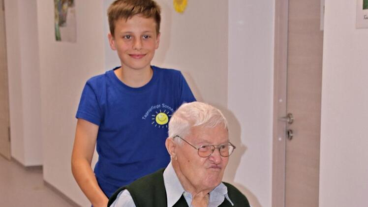 Simon Müller bringt den 81-jährigen Manfred Schramm zum Kaffeetrinken in den Speisesaal.Helmut Will