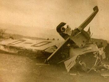 Die Trümmer der am 13. Januar 1936 auf dem Staffelberg abgestürzten Junkers W 34. Rechts im Bildhintergrund ist die Adelgundiskapelle zu sehen.  Die W 34  war zunächst für einen Piloten und fünf Passagiere eingerichtet, später gab es sie auch für zwei Piloten mit Doppelsteuer und bis zu sechs Passagieren. Archiv A. Geußdem