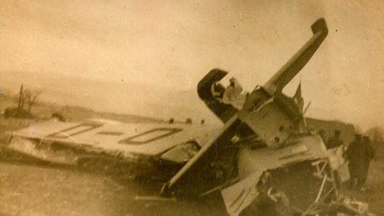 Die Trümmer der am 13. Januar 1936 auf dem Staffelberg abgestürzten Junkers W 34. Rechts im Bildhintergrund ist die Adelgundiskapelle zu sehen.  Die W 34  war zunächst für einen Piloten und fünf Passagiere eingerichtet, später gab es sie auch für zwei Piloten mit Doppelsteuer und bis zu sechs Passagieren. Archiv A. Geußdem