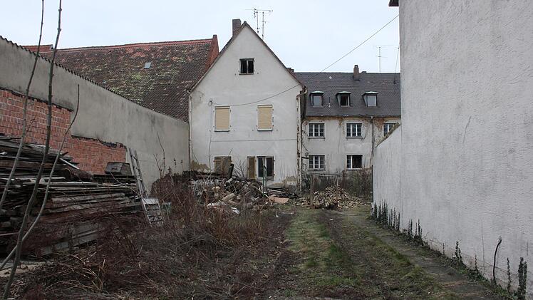 Das Nebengebäude links, eine ehemalige Schreinerei, soll abgerissen werden und einem Drei-Familien-Wohnhaus weichen.