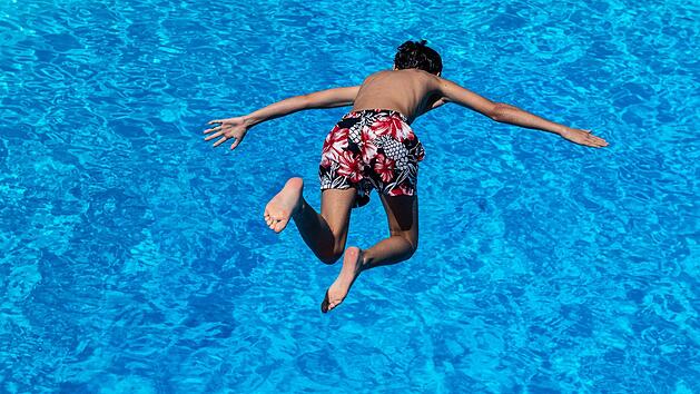 Der Junge wollte nur einen Tag in Freibad verbringen, und musste am Ende von der Polizei rausgeschnitten werden. Symbolfoto: Swen Pf&ouml;rtner/dpa