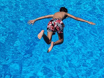 Der Junge wollte nur einen Tag in Freibad verbringen, und musste am Ende von der Polizei rausgeschnitten werden. Symbolfoto: Swen Pf&ouml;rtner/dpa