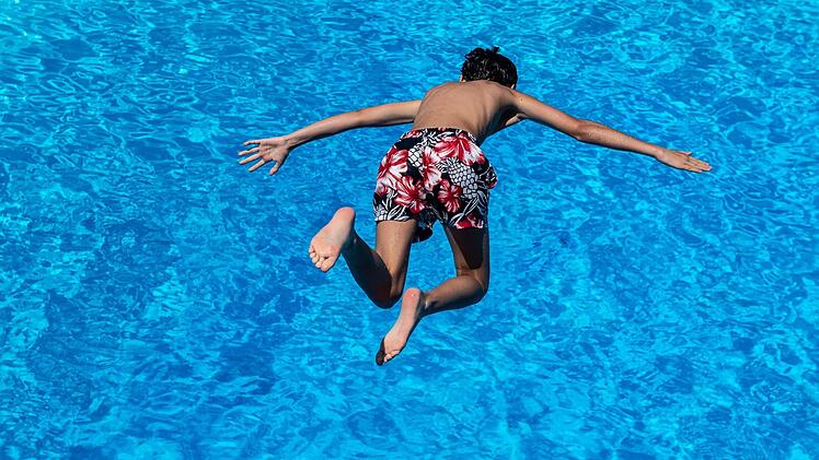 Der Junge wollte nur einen Tag in Freibad verbringen, und musste am Ende von der Polizei rausgeschnitten werden. Symbolfoto: Swen Pförtner/dpa