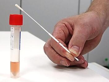 Im Kreiskrankenhaus H&ouml;chstadt gibt es gen&uuml;gend sogenannte PCR-Tests, bislang wollte niemand einen haben. Foto: Andreas Scheuerer