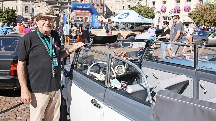 Johannes Deinlein ist Urgestein der Bocksbeutelrallye, mit seinem VW Käfer aus den 1950er Jahren war er auch bei der Oldtimerschau am Tag nach der 20. Bocksbeutelrallye auf dem Marktplatz mit dabei.