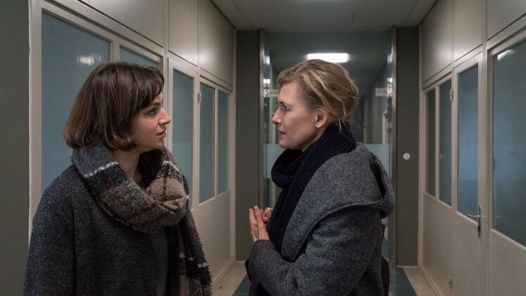 Die Polizistin Inga Petersen (Franziska Hartmann, links) will den Fall aufkl&auml;ren. Ist Anne (Ina Weisse) unschuldig - oder hat sie etwas mit den seltsamen Vorkommnissen zu tun?