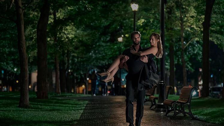 Je l&auml;nger ihre vorget&auml;uschte Beziehung dauert, umso mehr echte Gef&uuml;hle entwickeln Adam Carlsen (Tom Bateman) und Olive Smith (Lili Reinhart) f&uuml;reinander.