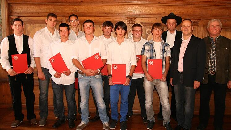 Zehn Maurer und Zimmerleute erhielten bei der Freisprechungsfeier im Kitzinger Rathaus ihren Gesellenbrief. Zu diesem Erfolg gratulierten Michael König, Fachgruppenleiter der Bau-Innung Kitzingen/Gerolzhofen (3.  von rechts),   Thomas Rank, Obermeister der Bau-Innung Kitzingen/Gerolzhofen (2. von rechts) und Prüfungsvorsitzender Alfred Hartmann (rechts).