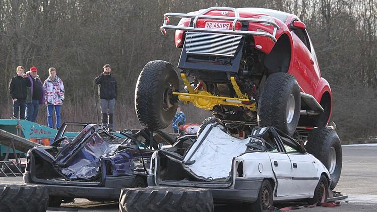 Blechschaden erwünscht: Das Publikum ergötzte sich an der zermalmenden Kraft einer Schrottpresse auf vier Rädern. Foto: Katharina Becht