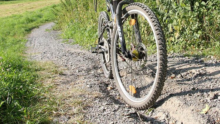 Tiefe Furchen durchziehen den Radweg nach Bad Kissingen.