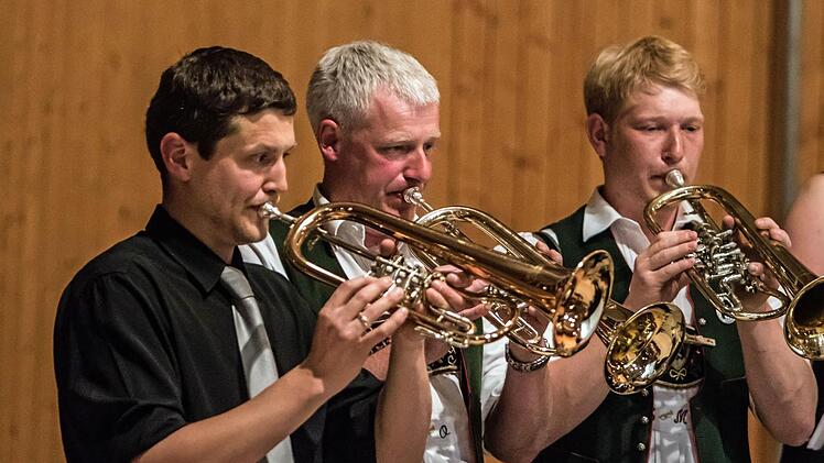 Impressionen vom Doppelkonzert in der Schulturnhalle Meeder.Foto: Jochen Berger