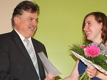 Anna-Lena-Werner aus Burgkunstadt hat das Abitur in der Tasche. Landrat Klaus Peter Söllner gratulierte ihr zu ihrem hervorragenden Schulabschluss von 1,69. Foto: Stephan Stöckel