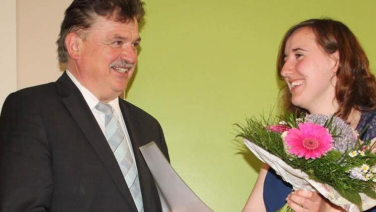Anna-Lena-Werner aus Burgkunstadt hat das Abitur in der Tasche. Landrat Klaus Peter Söllner gratulierte ihr zu ihrem hervorragenden Schulabschluss von 1,69. Foto: Stephan Stöckel