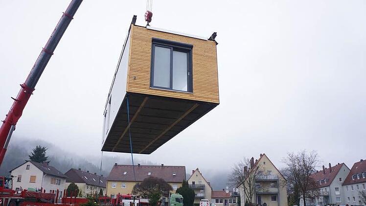 Das Modul schwebt am Kranhaken.  Foto: privat