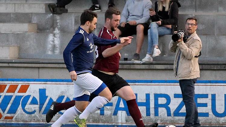 Frohnlach´s Lukas Pflaum (blau) versucht sich gegen Andre Singer (links) und Andreas Hartmann (rechts) von der SpVgg Erlangen durchzusetzen.